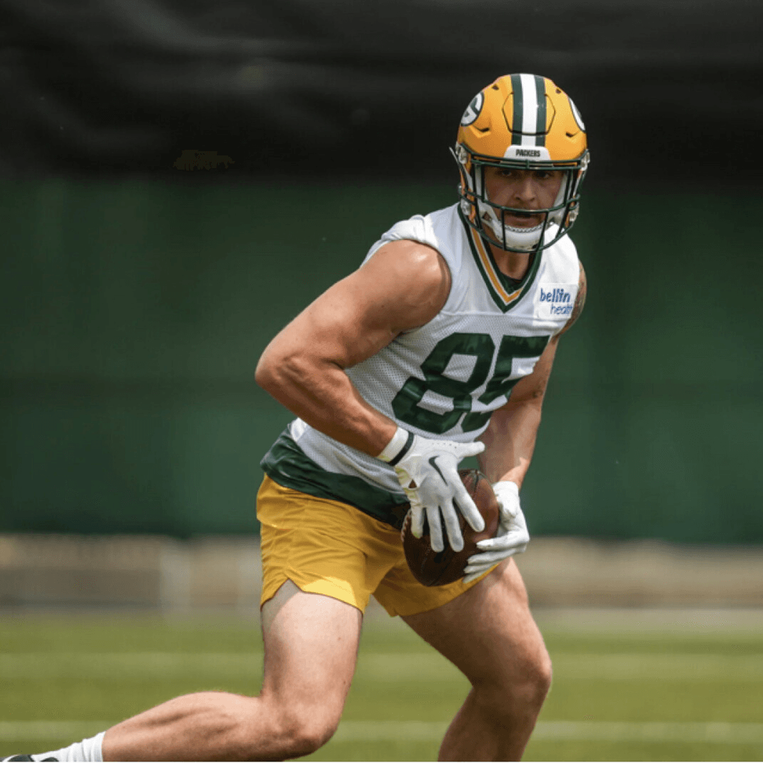 Tucker Kraft carrying the football at Green Bay Packers training camp