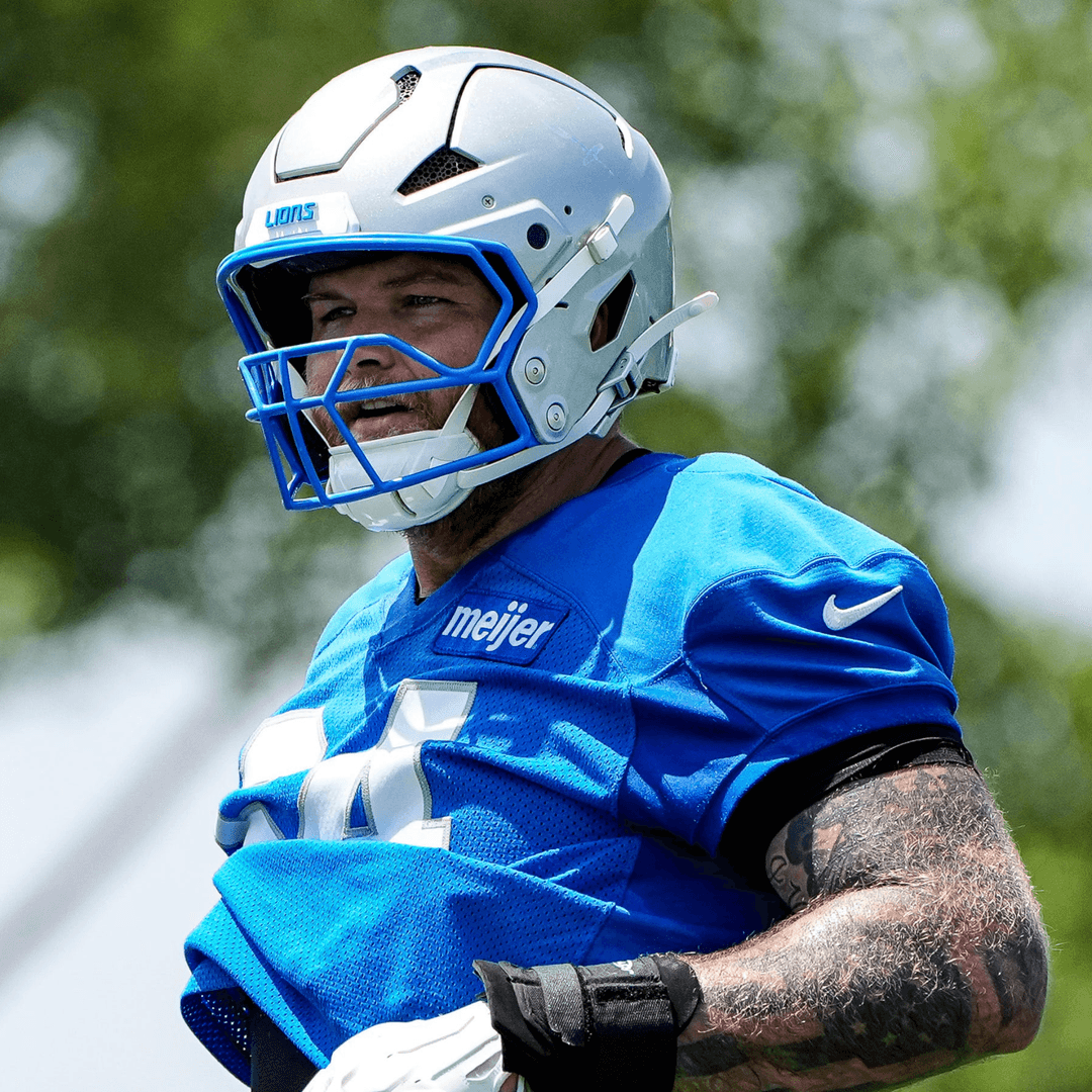 Cade Mays practicing in a Detroit Lions uniform